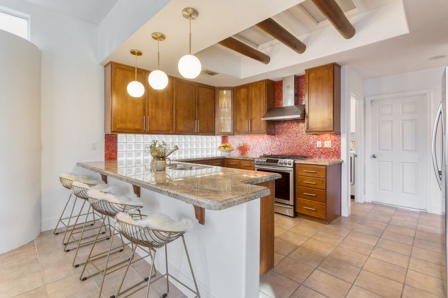 Kitchen and breakfast bar